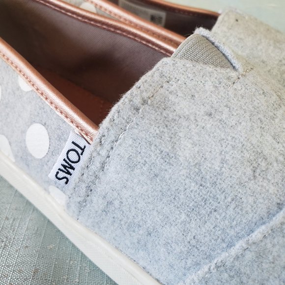 BRAND NEW WITH TAG, TOMS Youth Classic . grey felt and rose gold polka dots  5.5 - Picture 11 of 13